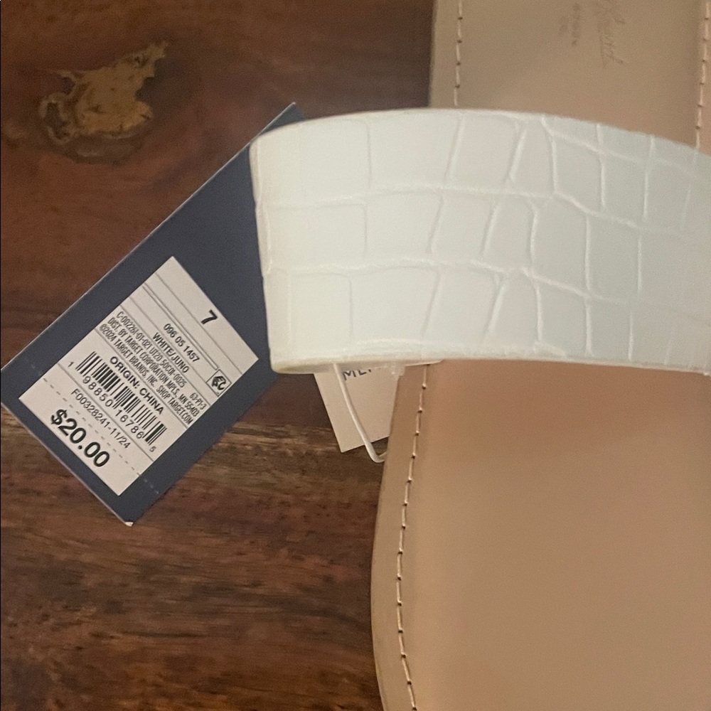 Universal Thread White Toe Ring Flat Sandals Croc Embossed NWT Size 7 - Picture 10 of 10